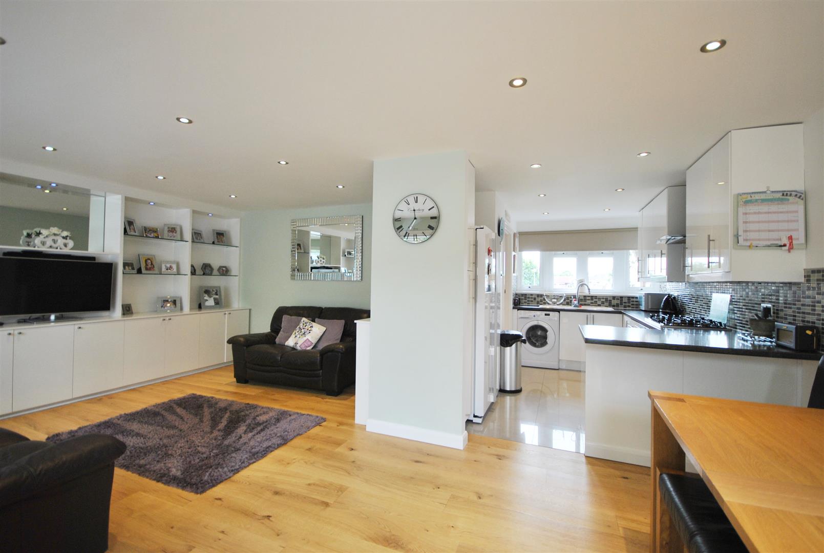 3 Bedrooms, House - End Terrace